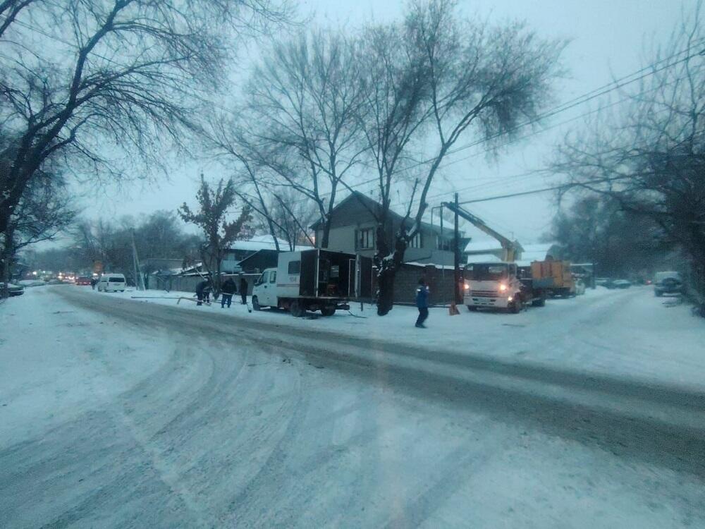 В Алматы десятки домов остались без газа из-за повреждения трубы 
