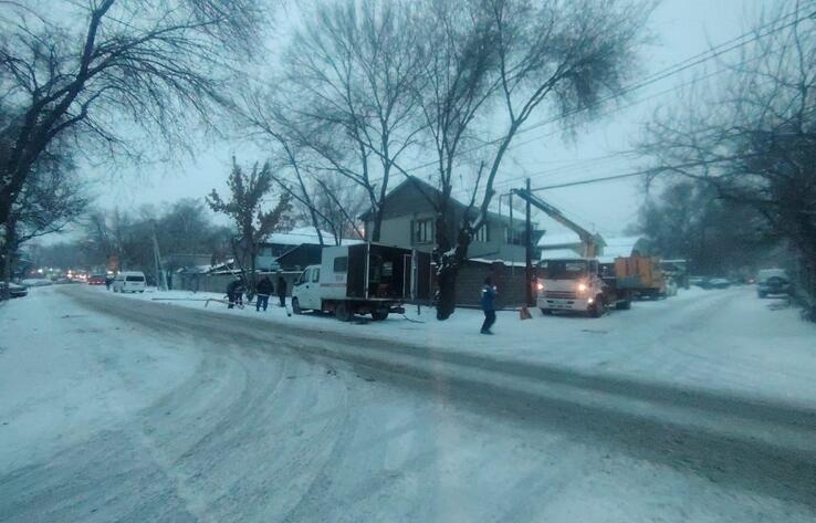 В Алматы десятки домов остались без газа из-за повреждения трубы 