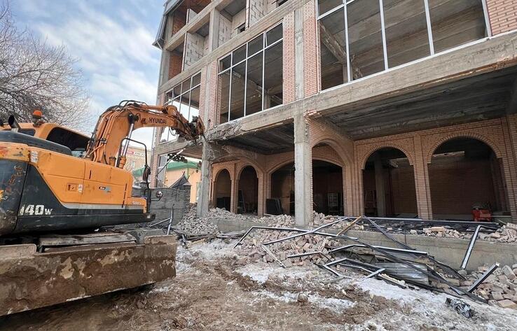 Незаконное четырехэтажное здание сносят в Алматы 