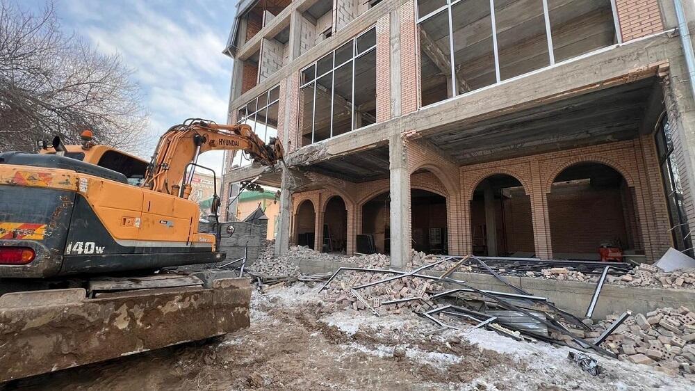 Алматыда ірі заңсыз нысан сот шешімімен бұзылып жатыр