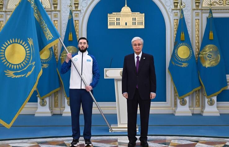 Токаев вручил государственный флаг олимпийской и паралимпийской сборной Казахстана