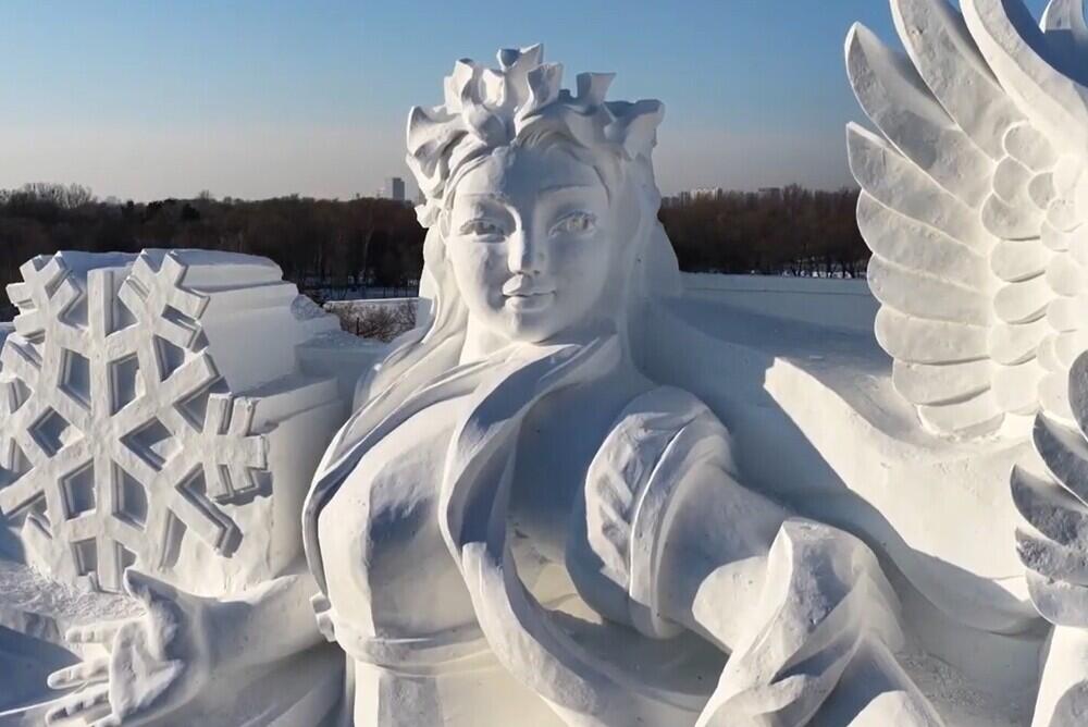 Китайская зимняя сказка. Гигантские снежные скульптуры радуют посетителей выставки в Харбине