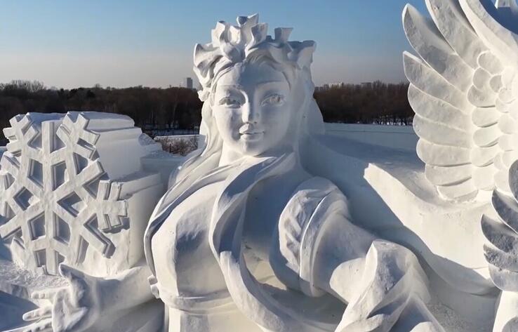 Китайская зимняя сказка. Гигантские снежные скульптуры радуют посетителей выставки в Харбине