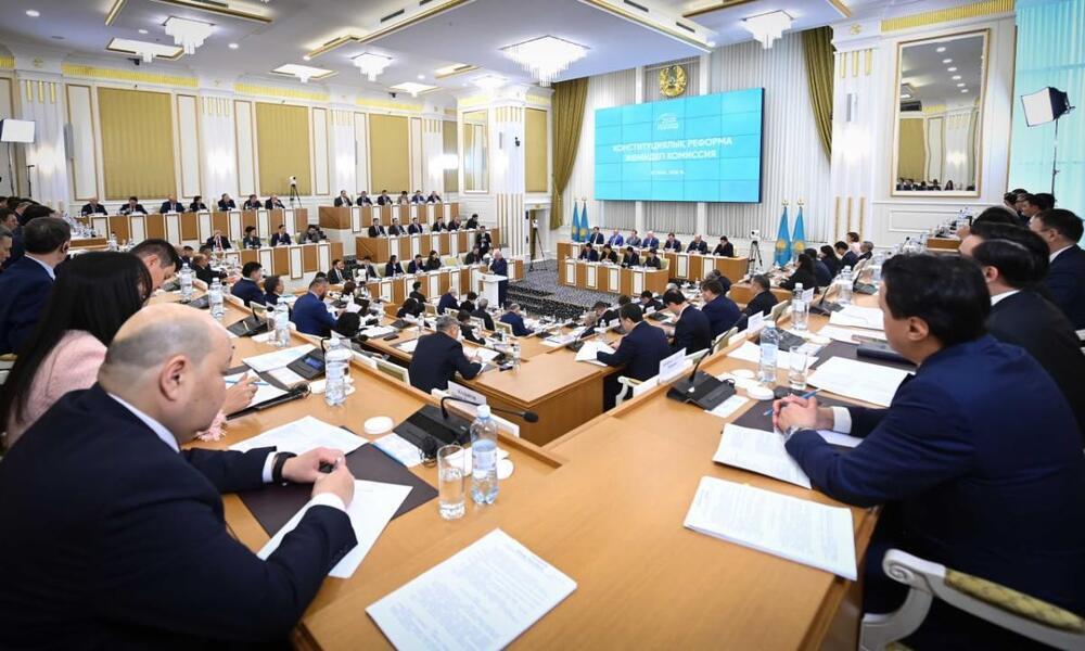 Рассмотреть вопрос о новой Конституции предложили на заседании конституционной комиссии