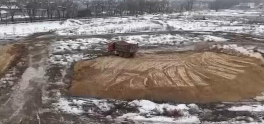 В Алматы демонтируют незаконный жилой комплекс
