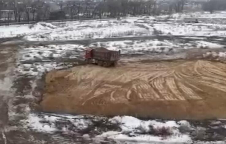 В Алматы демонтируют незаконный жилой комплекс
