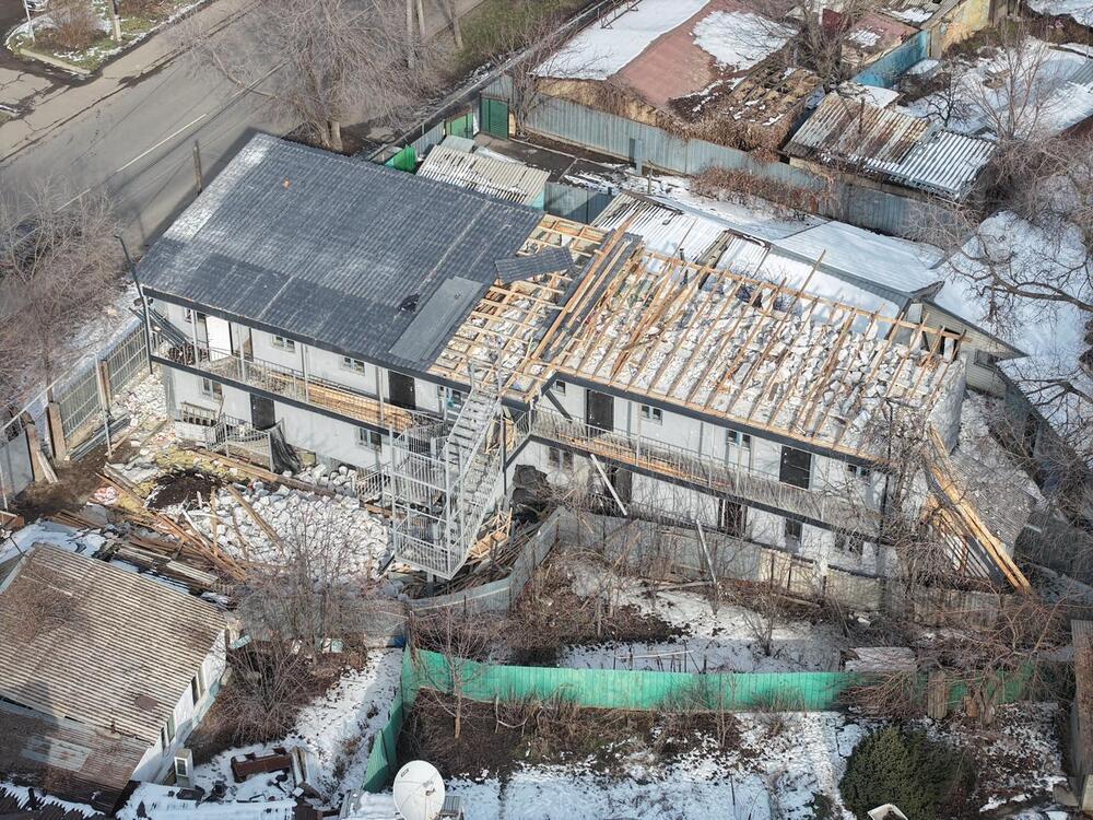 В Алматы снесли незаконный этаж жилого дома