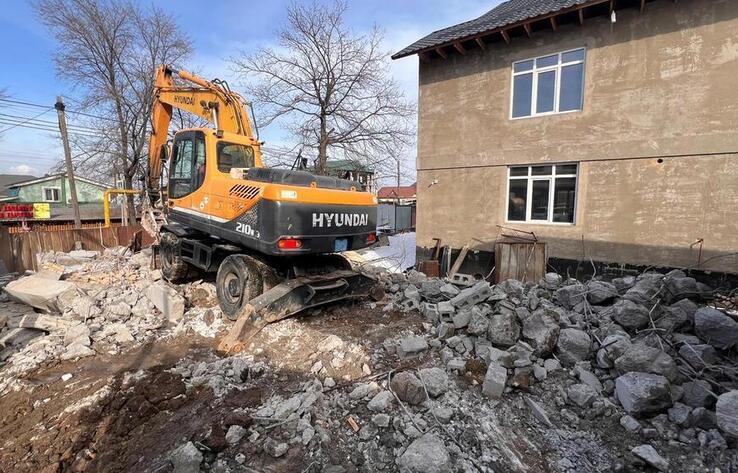 В Алматы снесли хозяйственную постройку