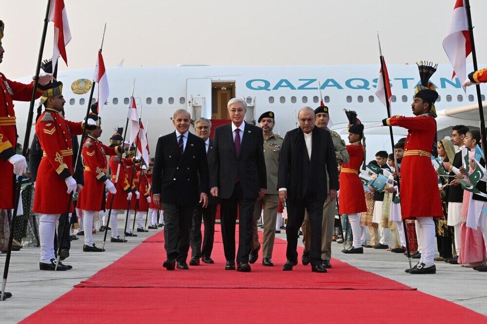 Tokayev welcomed by Pakistani President, PM at Islamabad airport