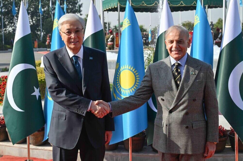 Pakistan's Prime Minister welcomes Kazakh President at his official residence