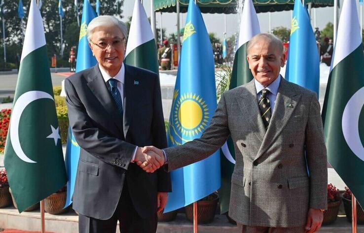 Pakistan's Prime Minister welcomes Kazakh President at his official residence