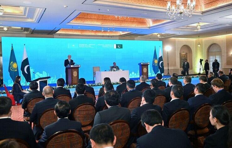 哈萨克斯坦与巴基斯坦商业论坛签署超30项协议 总额达2亿美元