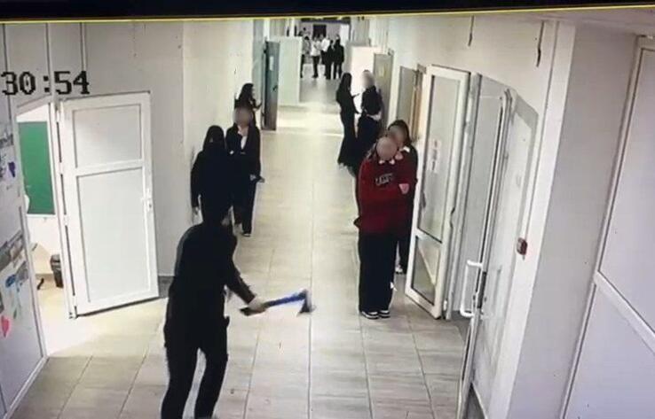 Школьник бегал с топором в одной из школ Кульсары