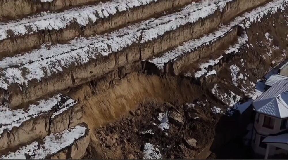 В Бесагаше на частные жилые дома сошел оползень