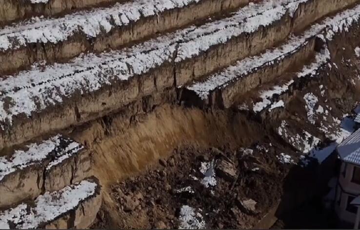 В Бесагаше на частные жилые дома сошел оползень