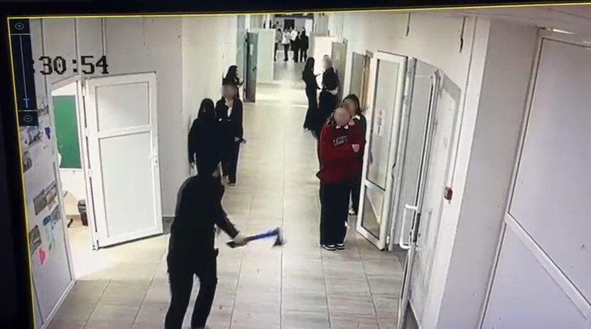 Нападавший на одноклассников с топором продолжает посещать занятия