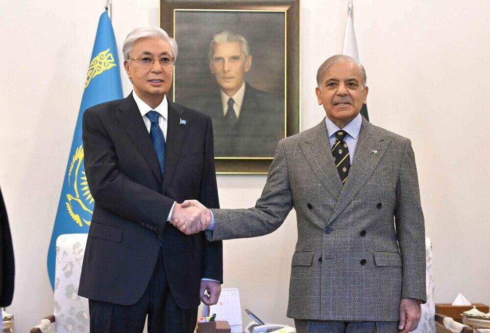 Мемлекет басшысы Қасым-Жомарт Тоқаев пен Премьер-министр Шахбаз Шариф шағын құрамда келіссөз жүргізді