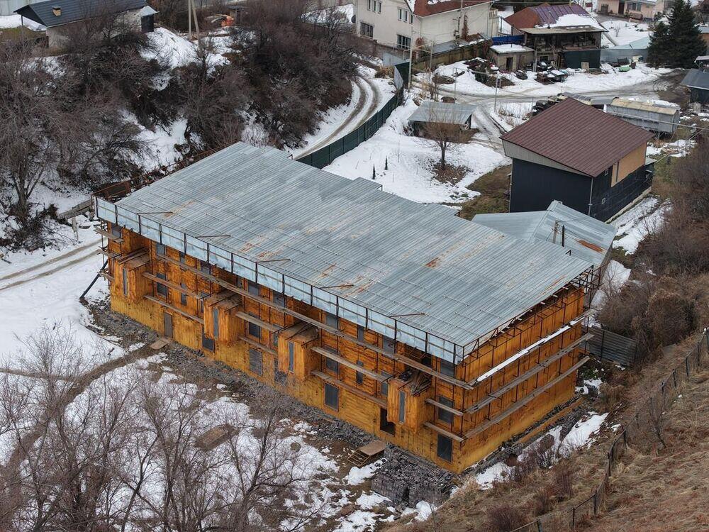 Трехэтажный дом сносят в предгорье Алматы