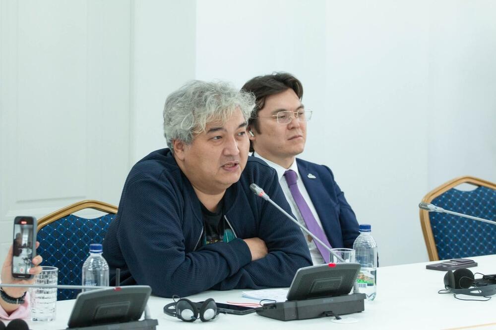 "Языковой вопрос". Казахстанский политолог о русском языке в проекте Конституции