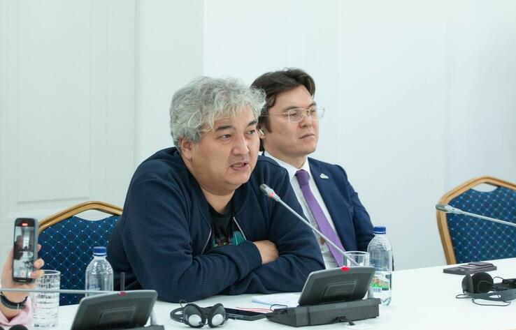 "Языковой вопрос". Казахстанский политолог о русском языке в проекте Конституции