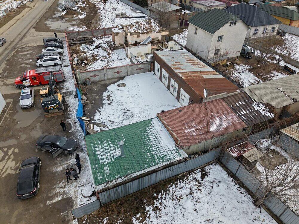 В Алматы сносят очередную незаконную автомойку