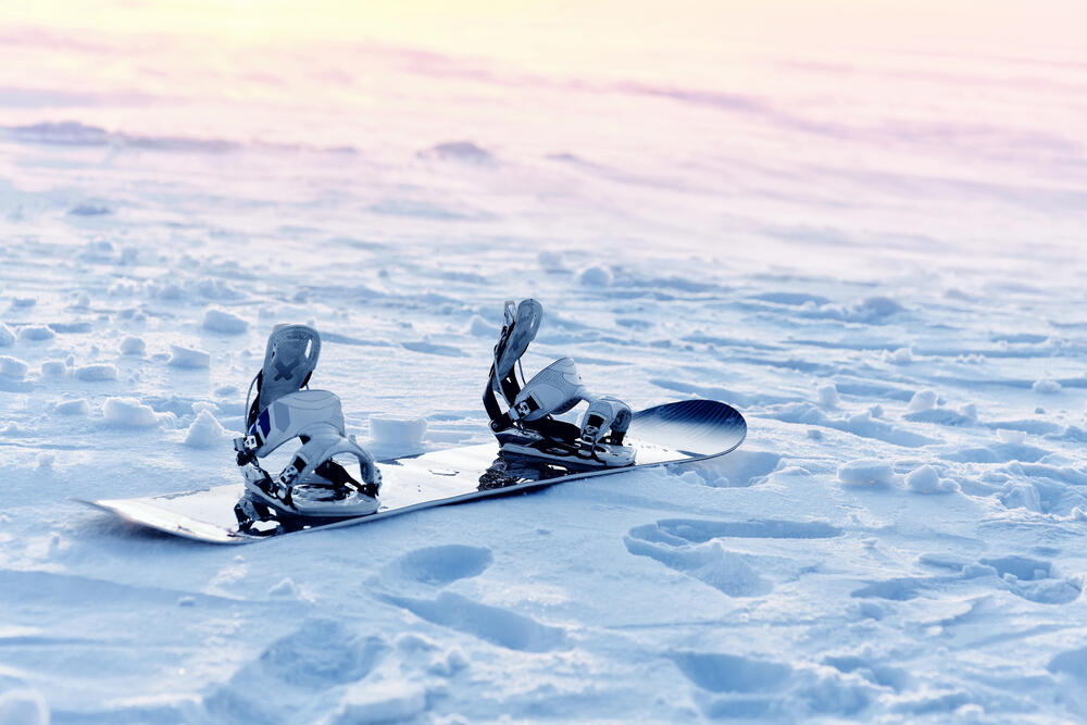 Сноубордист попал под лавину в горах Алматы 