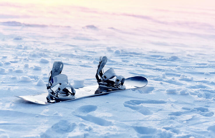 Сноубордист попал под лавину в горах Алматы 