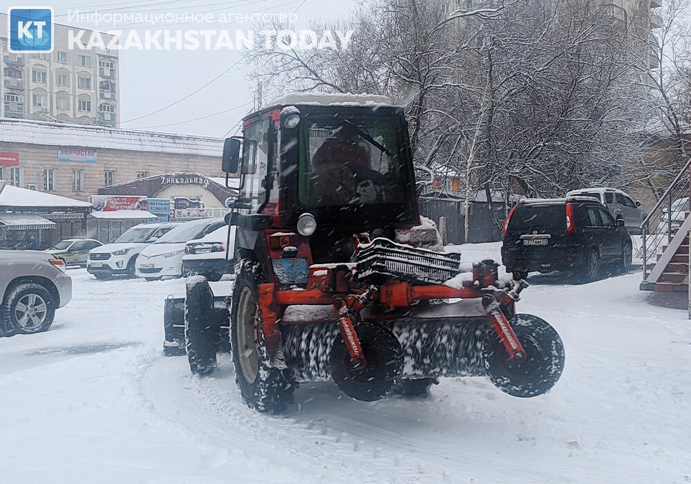 Неправильная парковка мешает уборке снега и работе экстренных служб в Алматы