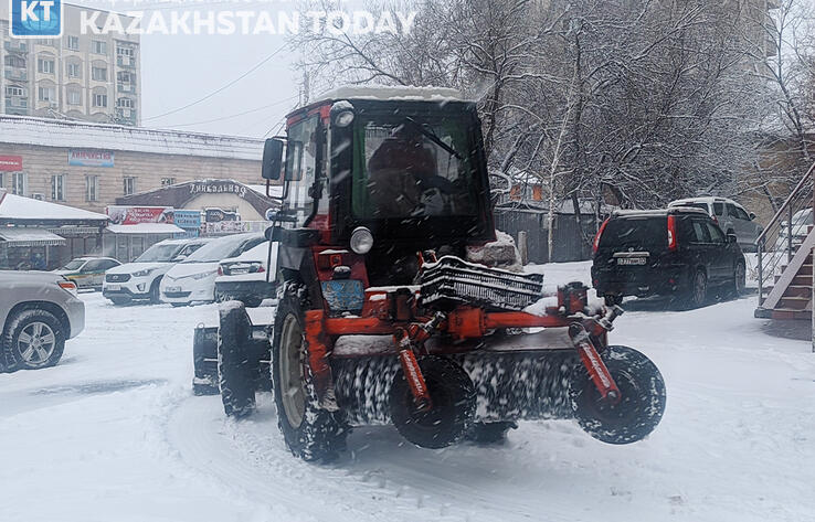 Неправильная парковка мешает уборке снега и работе экстренных служб в Алматы