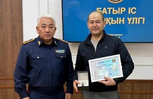 В Таразе наградили спасшего 13-летнюю девочку от похищения мужчину 