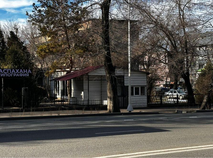 В Алматы снесли очередное незаконное здание 
