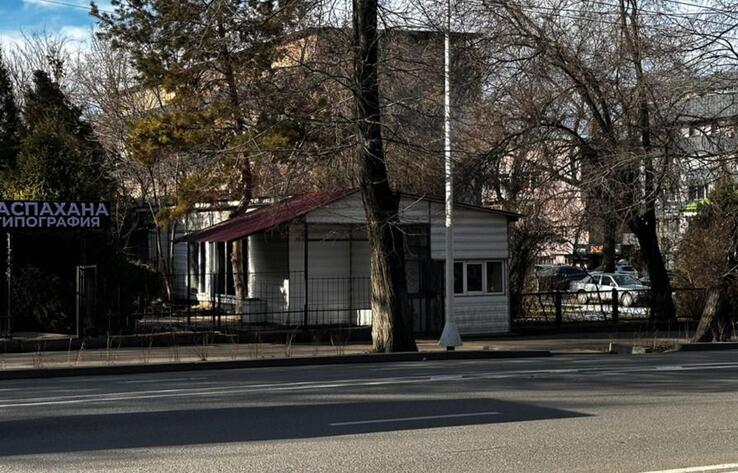 В Алматы снесли очередное незаконное здание 
