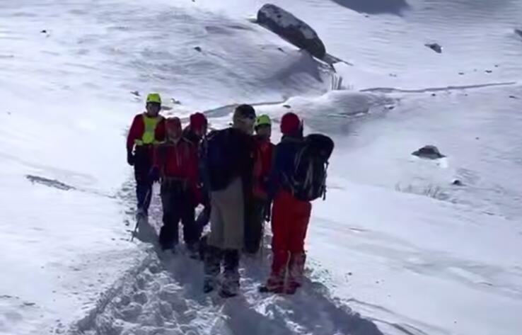 Лавина накрыла туристов в горах Алматы, один из них погиб