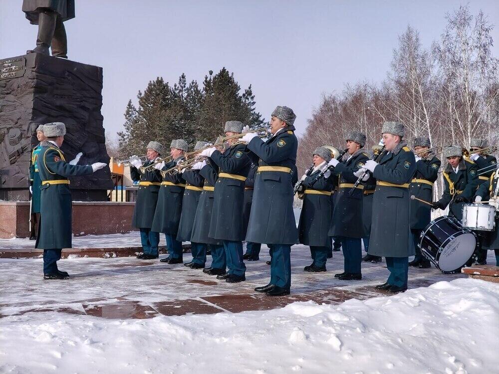 В Астане почтили память генерала Панфилова и 28 гвардейцев-панфиловцев в День защитника Отечества РФ