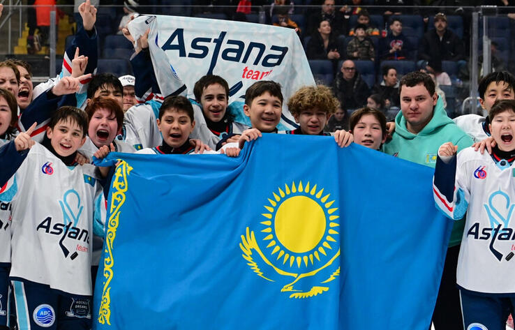 Канадада жеңіске жеткен қазақстандық жас хоккейшілер елге оралды