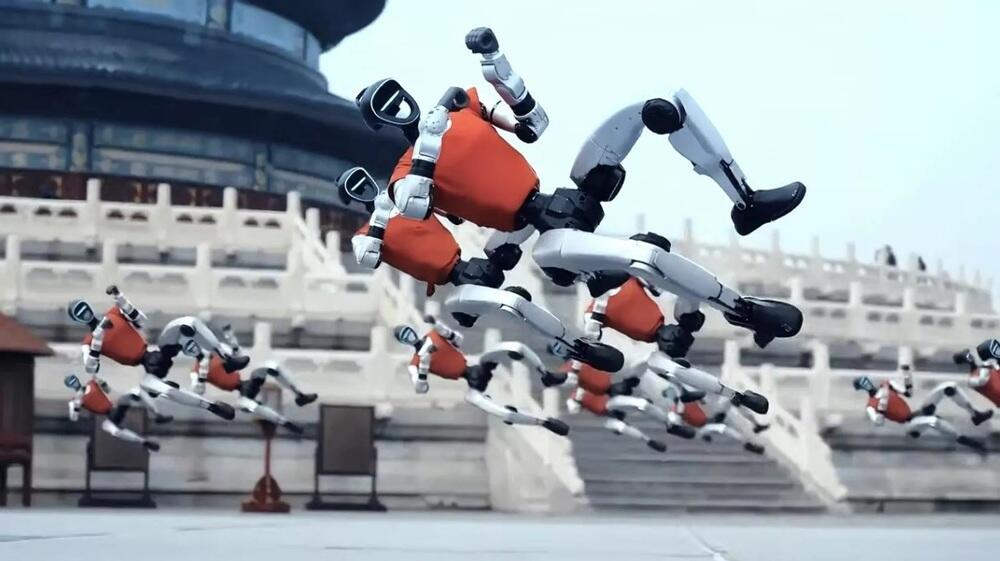 Китайские роботы синхронно исполнили элементы кунг-фу в центре Пекина