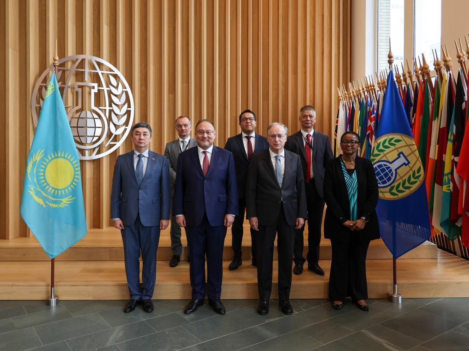 Қазақстан Елшісі Химиялық қаруға тыйым салу ұйымының Бас директорына сенім грамоталарын тапсырды