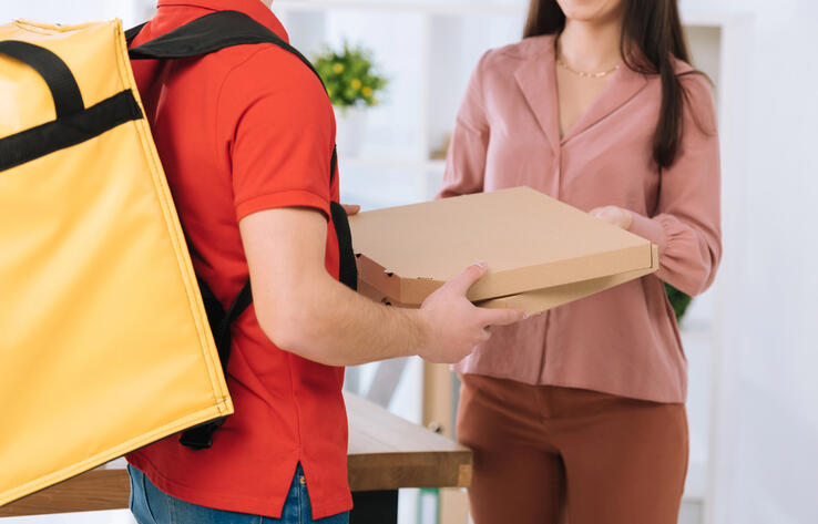 Биометрия и запрет привлечения иностранцев: в Алматы усилят требования к агрегаторам доставки