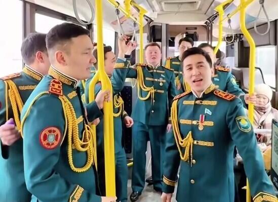 Жол үстінде ән мен гүл: Ұлттық ұлан хоры Астана әйелдерін құттықтады