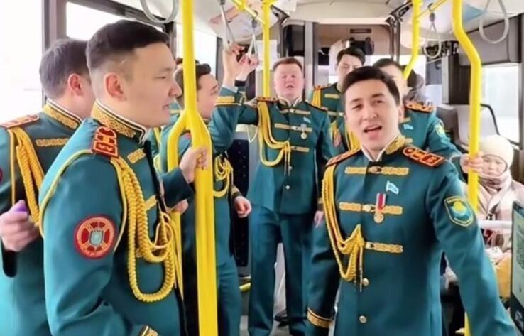 Жол үстінде ән мен гүл: Ұлттық ұлан хоры Астана әйелдерін құттықтады
