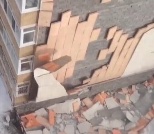 В Астане сильный ветер повредил фасад жилого комплекса