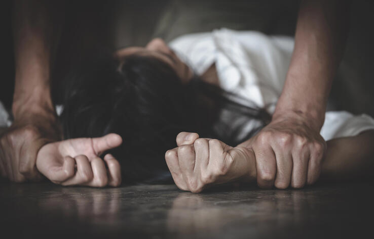 В Атырау расследуют истязание девушки, подозреваемый задержан