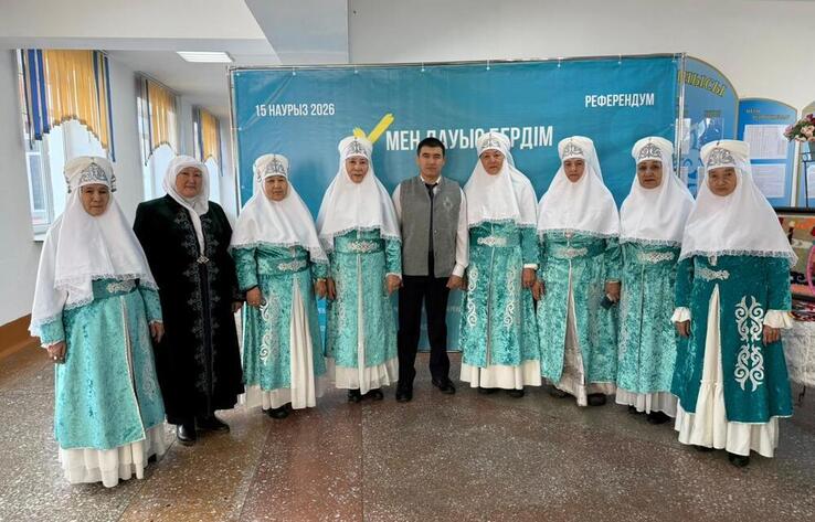 Зайсан ауданында "Ғасыр әже" ансамблінің мүшелері референдум учаскесінде дауыс берді
