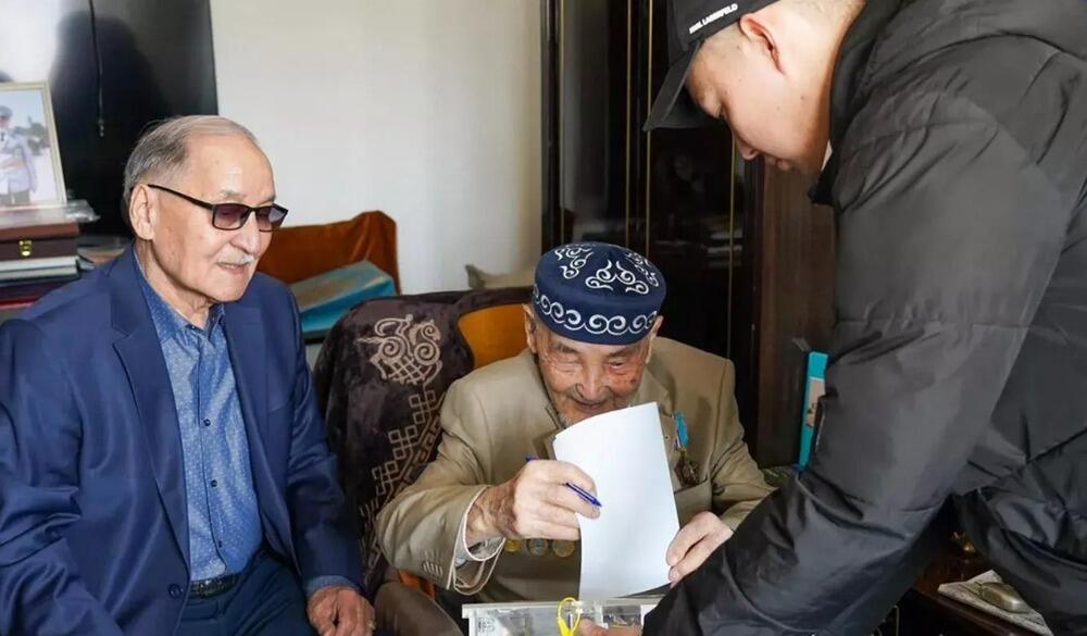 Голос поколения: 102-летний ветеран Восточного Казахстана Курмат Рахимов принял участие в голосовании
