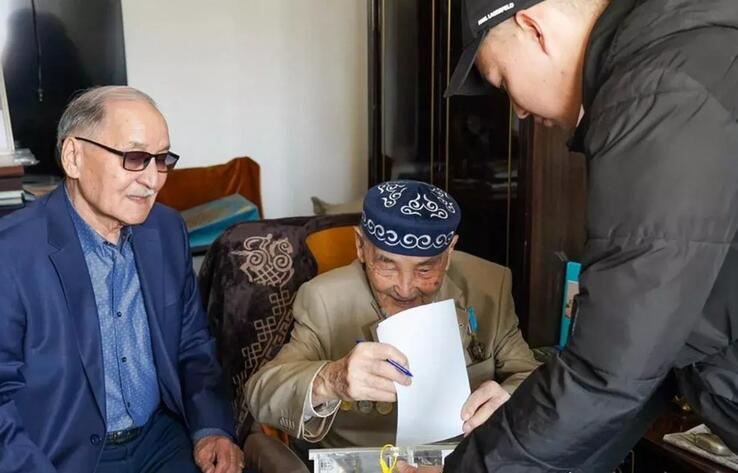 Голос поколения: 102-летний ветеран Восточного Казахстана Курмат Рахимов принял участие в голосовании
