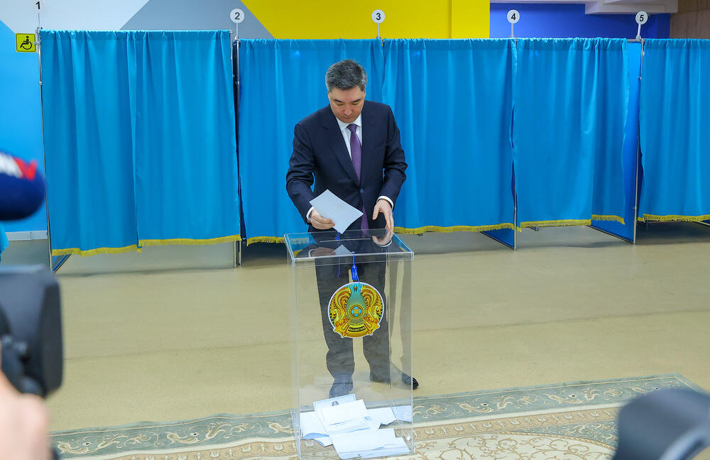 Премьер-министр Олжас Бектенов ҚР жаңа Конституциясын қабылдау жөніндегі референдумда дауыс берді