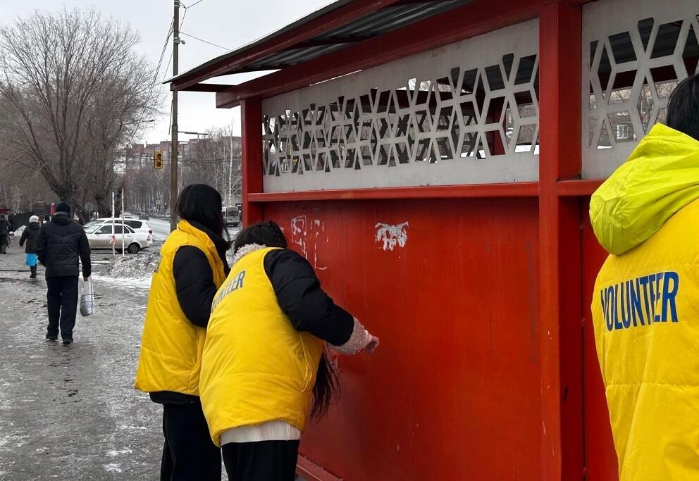 Молодежь Усть-Каменогорска вышла на акцию по очистке города от незаконной рекламы