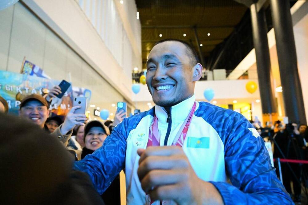 "Қазақстан тарихта тұңғыш рет қысқы Паралимпиадада екі медаль еншіледі" - Ербол Хамитовты әуежайда салтанатты түрде қарсы алды