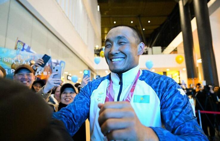 "Қазақстан тарихта тұңғыш рет қысқы Паралимпиадада екі медаль еншіледі" - Ербол Хамитовты әуежайда салтанатты түрде қарсы алды