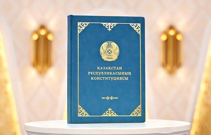 哈萨克斯坦总统签署关于实施新宪法的法令